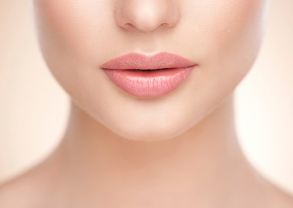 dudak kontür uygulanmış bir kadının pembe dudakları