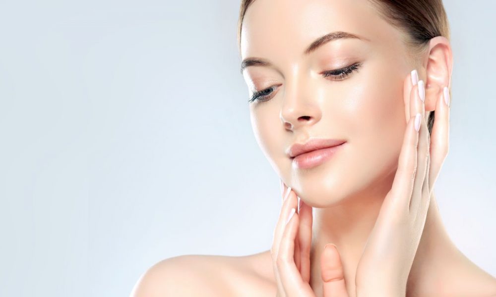 shutterstock_618265118 (1) Hydra Facial uygulaması yaptırmış olan bir kadın