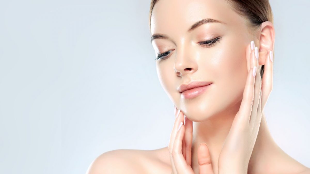 Hydra Facial uygulaması yaptırmış olan bir kadın