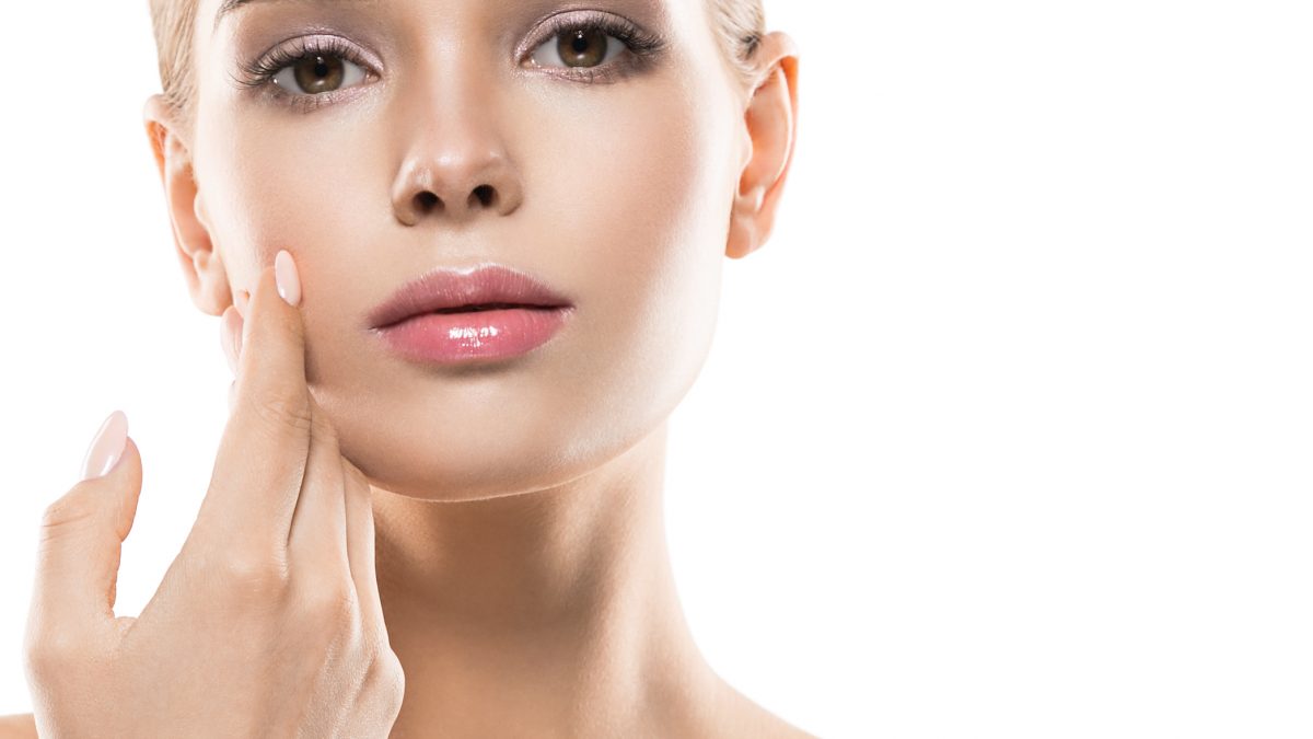 Hydrafacial cilt bakımı ile pürüzsüz ciltli kadın